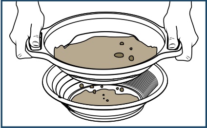 Встряхние лоток с ситом из стороны в сторону и просеивайте грунт таким образом встряхивая. Прежде, чем выбросить крупные камни, оставшиеся в сите, осмотрите их на предмет самородков.