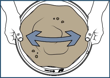 Перемешайте содержимое лотка путем покачивания из стороны в сторону, не проливая воду и не вываливая грунт по бокам. Не используйте круговые движения!